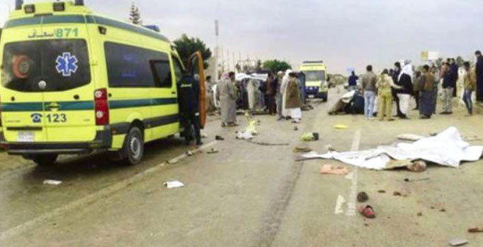 Mısır'da işçileri taşıyan araç kamyonla çarpıştı: 10 ölü