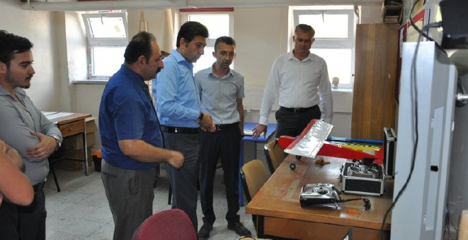 Öğretmen ve öğrenciler İnsansız Hava Aracı yapıyor