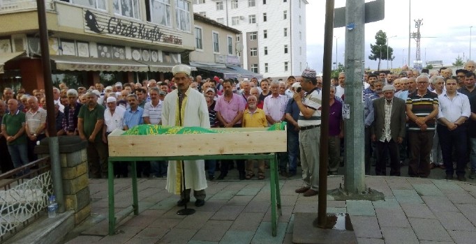 Kazada hayatını kaybeden emekli öğretmen toprağa verildi