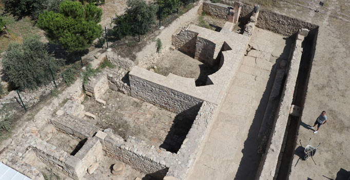 Denizli'de 12 odalı 2 bin yıllık mozaikli villa bulundu