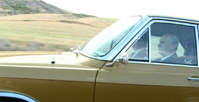 Bahçeli'den Başkent caddelerinde klasik arabasıyla 'nostaljik' tur