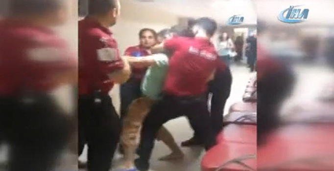 Yine doktora şiddet: Hasta yakını saldırdı, 6 kişi zor tuttu