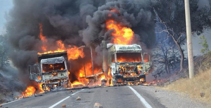 Doğubayazıt’ta PKK’lı teröristler 4 aracı ateşe verdi