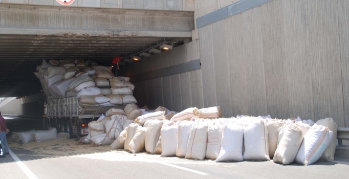 Niğde'de saman yüklü kamyon alt geçide takıldı