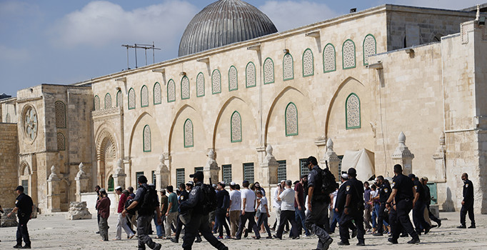 Fanatiklerden Mescid-i Aksa'ya baskın