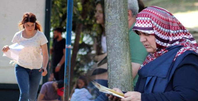 Öğrenciler içerde, aileleri ise dışarıda ter döktü