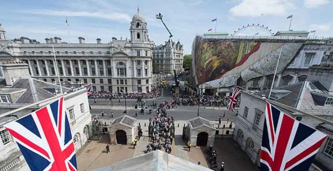 Londra'da şüpheli paket paniğe neden oldu
