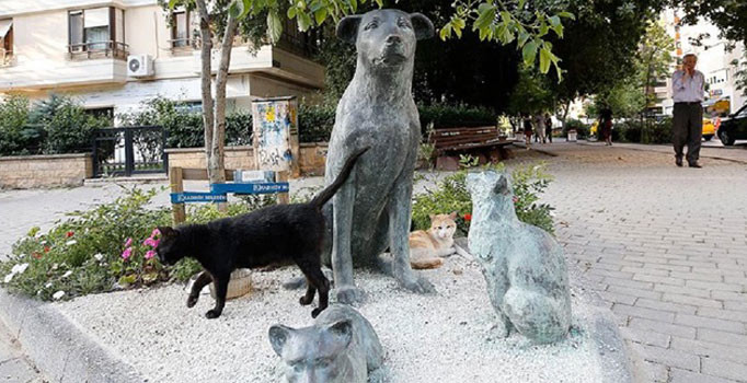 Sokaktaki dostlarını heykelleriyle anıyorlar