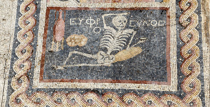 Antakya'da Grekçe 'Neşeli ol hayatını yaşa' yazılı mozaik bulundu