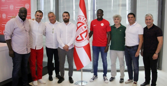 Antalyaspor Cissokho ile 2+1 yıllık sözleşme imzaladı