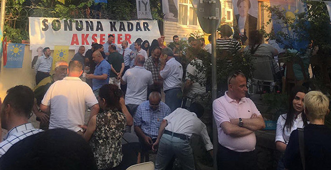 İYİ Partililer Akşener'in evinin önünde nöbet tutuyorlar