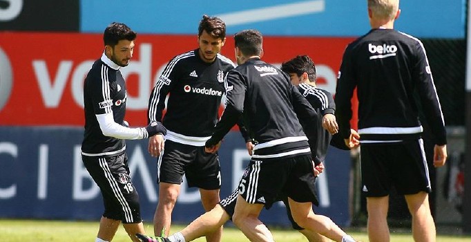 Lider Beşiktaş, Akhisar Belediyespor'a konuk oluyor