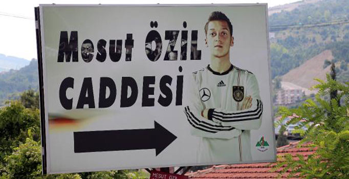 Tabelayı bile değiştiriyorlar! Mesut Özil'e en anlamlı destek