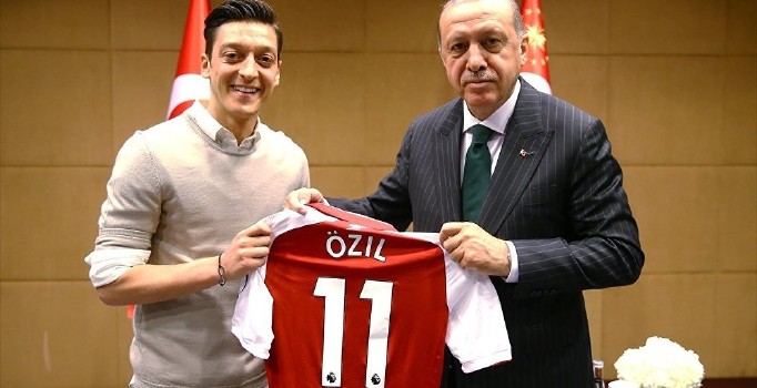 Erdoğan'dan Mesut Özil açıklaması: Tavrı milli ve yerli, gözlerinden öpüyorum