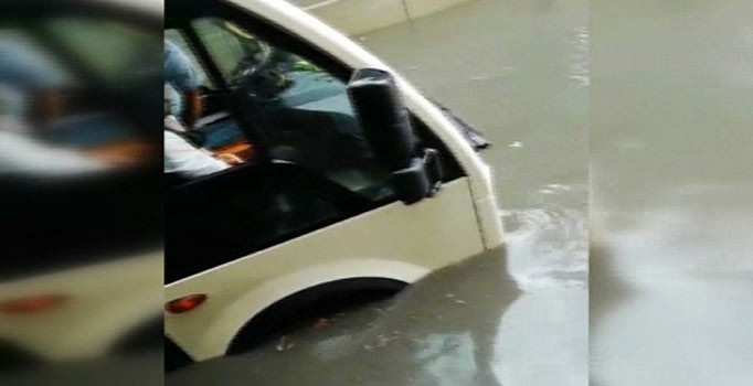 Bayrampaşa’da yolcu minibüsü su basan alt geçitte mahsur kaldı