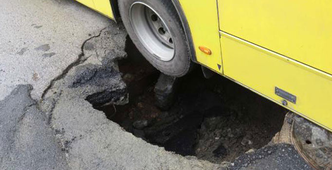Maltepe'de yol çöktü, otobüsün tekeri çukura düştü