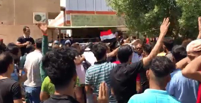 Günler sonra yeniden başladı: Irak'ta protestocular sokağa döküldü