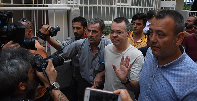 ABD'li rahip Brunson ev hapsine alındı