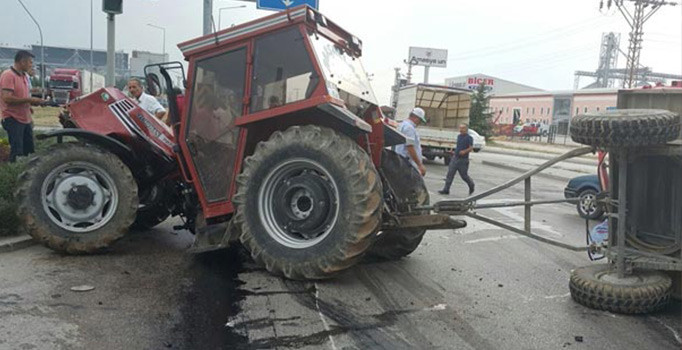 TIR ile çarpışan traktör ikiye bölündü: 2 yaralı