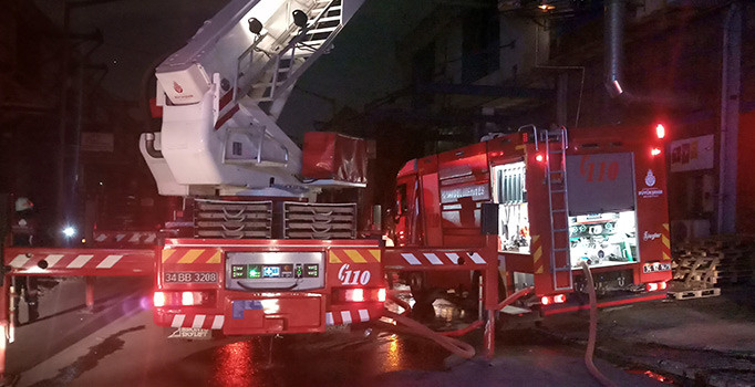 Başakşehir'de korkutan fabrika yangını