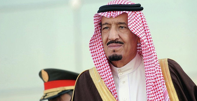 Gemileri vurulan Suudi Arabistan tüm petrol sevkiyatını durdurdu