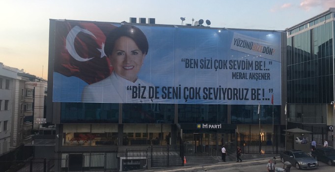 İYİ Parti Genel Merkezi'nden, Akşener'e afişli çağrı