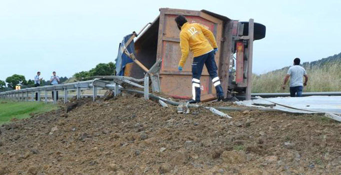 Son dakika! TEM'de trafiği kilitleyen kaza