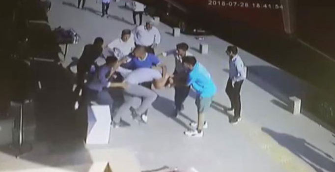 Omuz atma tartışmasında 18 yaşındaki gence feci dayak