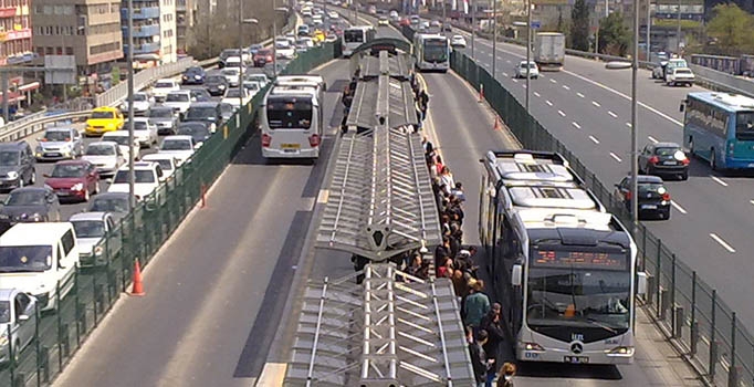 Metrobüs şoförü bıçaklandı