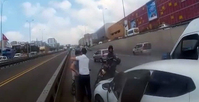 E-5 karayolunda kaza sonrası sopayla inen şoföre tatlı dil