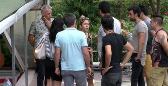 İranlı aile tantanacıların hedefi oldu