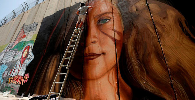 İsrail "Filistinli cesur kız"ın resmini çizen İtalyan graffiti sanatçılarını sınır dışı etti
