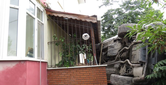 Çekmeköy'de cip bahçeye yuvarlandı: 2 yaralı