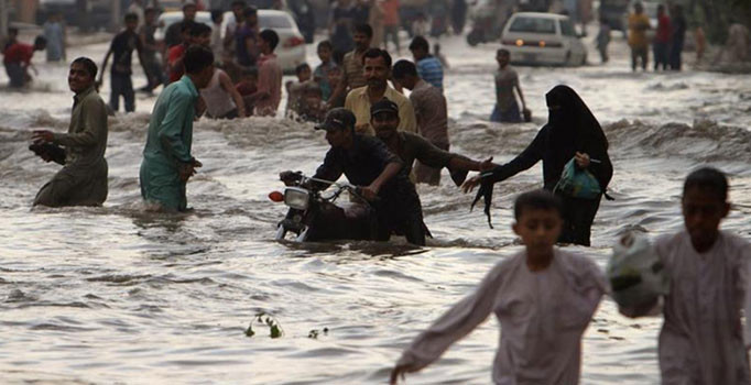 Pakistan'da muson yağmurları 40 günde 60 can aldı