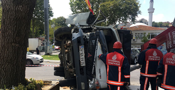 Freni boşalan kamyonetin sürücüsü yayalara çarpmamak için ağaca çarptı