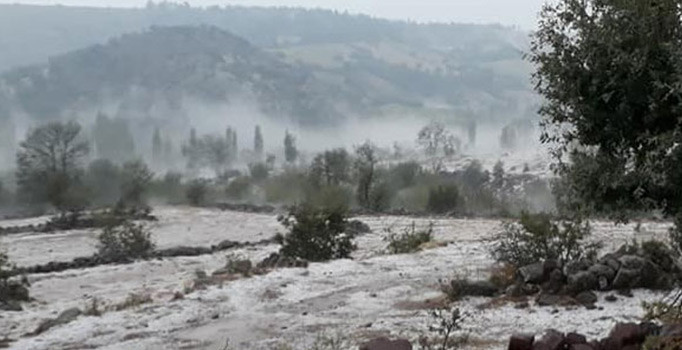 Ağustos ayında dolu sürprizi: Her yer bembeyaz oldu