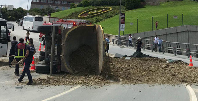 Son dakika! Beşiktaş'ta hafriyat kamyonu devrildi