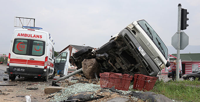 Hasta taşıyan ambulans kamyonetle çarpıştı: 6 yaralı