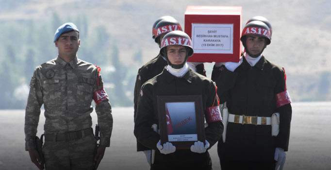 Şehit anne ve 11 aylık bebeğine Hakkari'de askeri tören