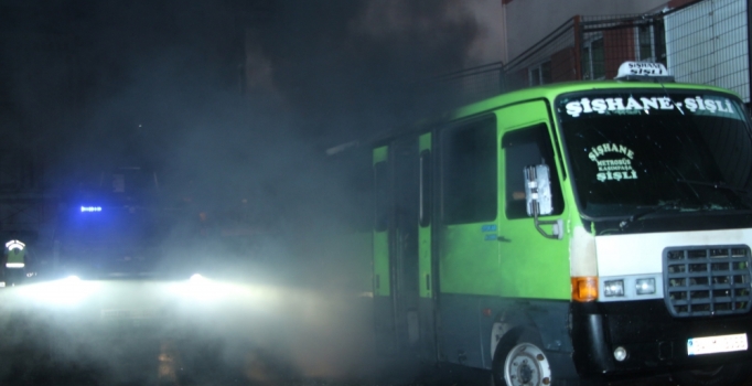 Beyoğlu'nda park halindeki dolmuş-minibüs kundaklandı