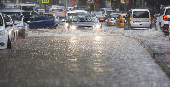 Ankara'yı sağanak vurdu! Hayat felç oldu