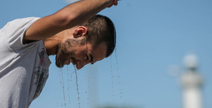 Hava sıcaklıkları etkisini gösterdi, insanlar gölgeliklere kuşlar ise su bölgelerine kaçtı