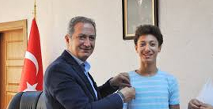 İl Milli Eğitim Müdürü Ekinci LGS’da Türkiye ikincisi olan Kayrahan Kaya’yı ödüllendirdi