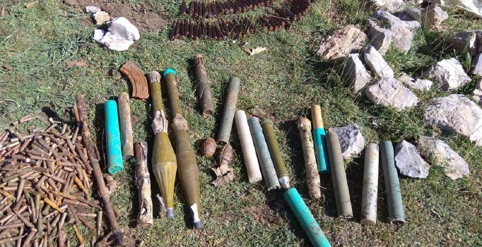 Hakkari’de mağarada terör örgütü PKK’ya ait mühimmat ele geçirildi