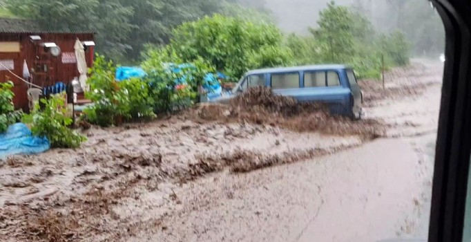 Rize’de yağış heyelan getirdi, başkan 'batıyoruz' paylaşımı yaptı