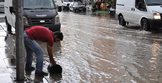 Kars'ı sağanak vurdu: 40 dakikalık yağış sokakları göle çevirdi