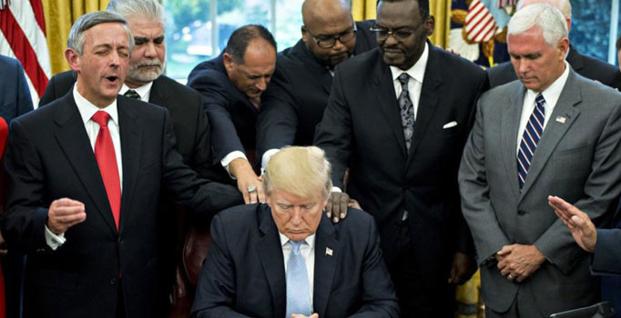 Herkesin aklında aynı soru: Kim bu Evanjelikler?