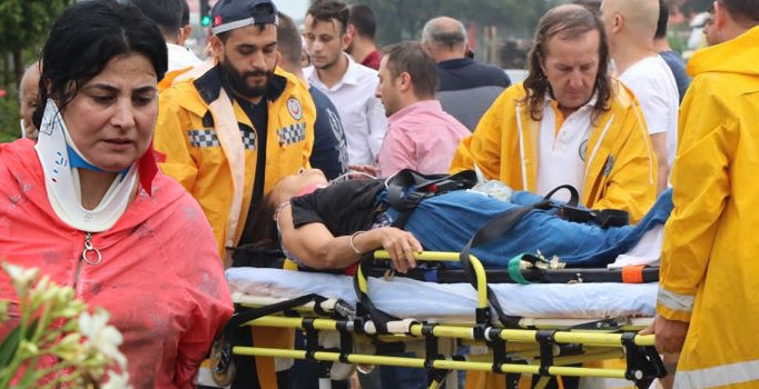 Son dakika! Manisa'da feci kaza: 1 ölü, 24 yaralı