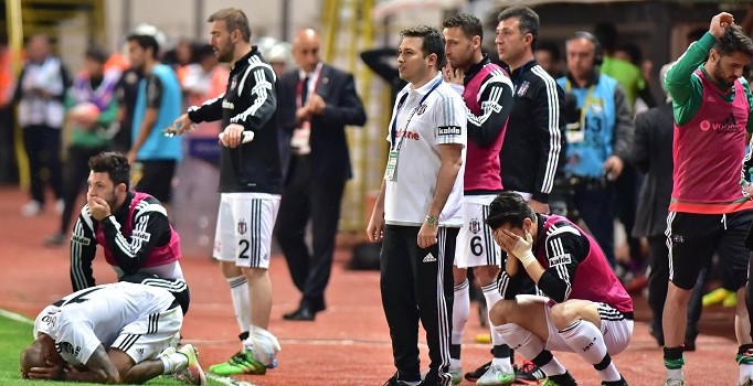 Süper Lig lideri Beşiktaş, deplasmanda Akhisar Belediyespor ile 3-3 berabere kaldı