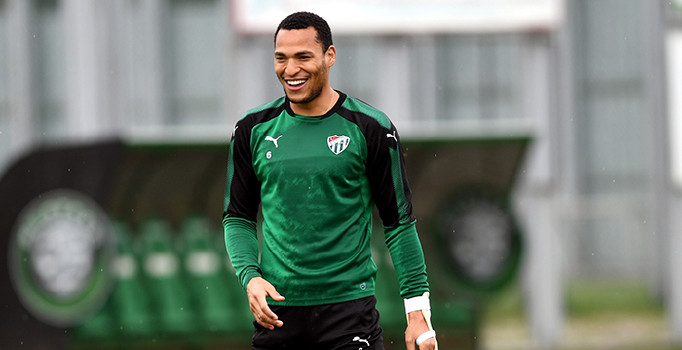 Titi, Göztepe ile 2 yıllığına anlaştı